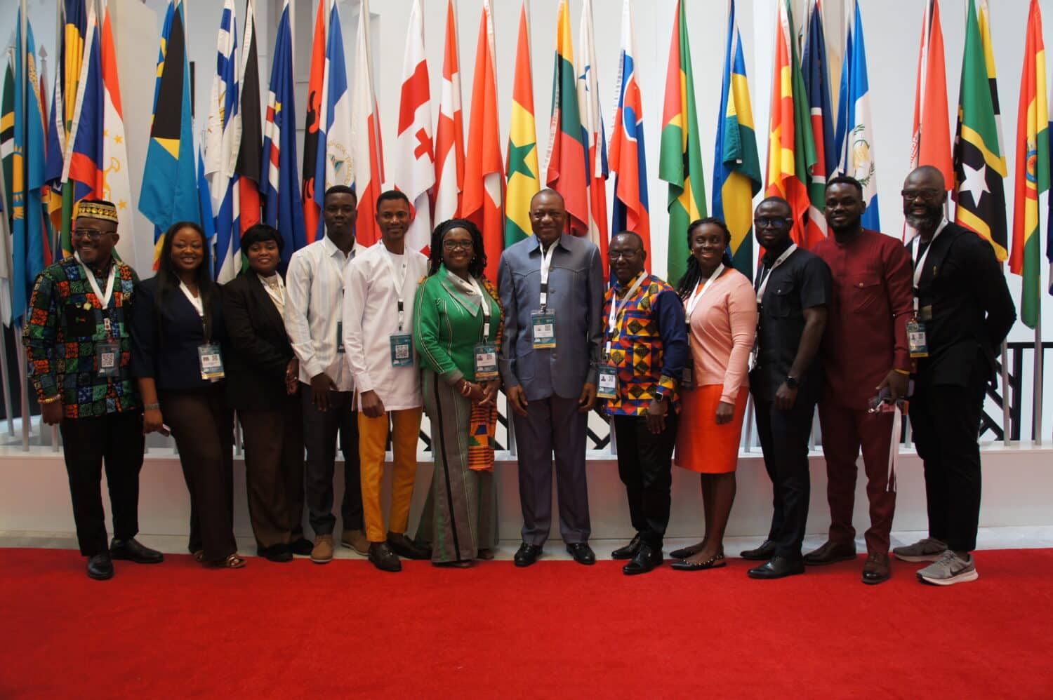 Wisdom fra Ghana står foran en rekke nasjonalflagg sammen med andre deltakere under verdenskonferansen mot barnearbeid.