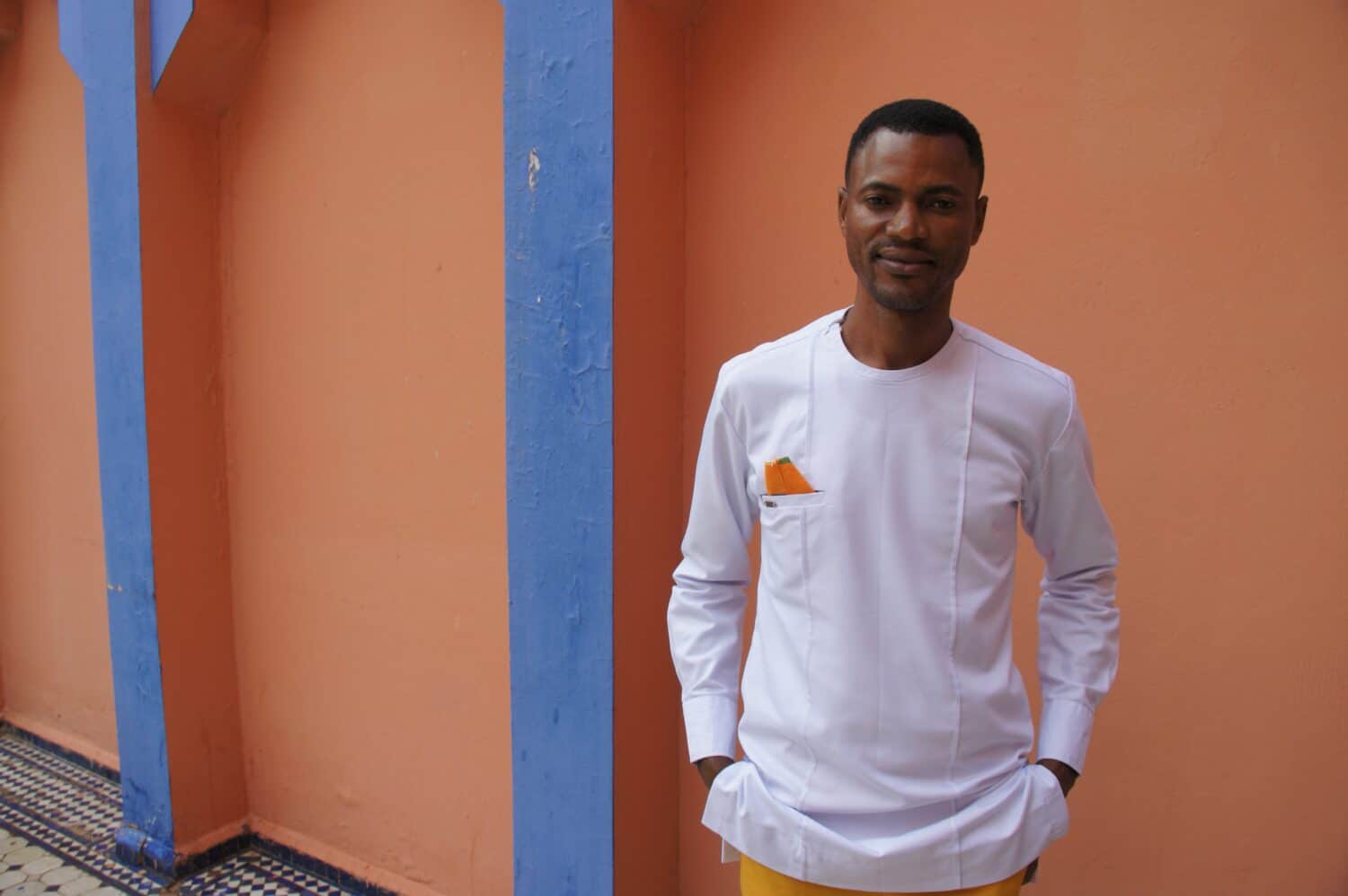 Wisdom ser utover foran en bygning