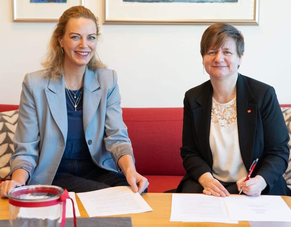 Generalsekretær Sissel Aarak og forbundsleder Helene Harsvik Skeibrok undertegner ny avtale mellom SOS-barnebyer og Fagforbundet