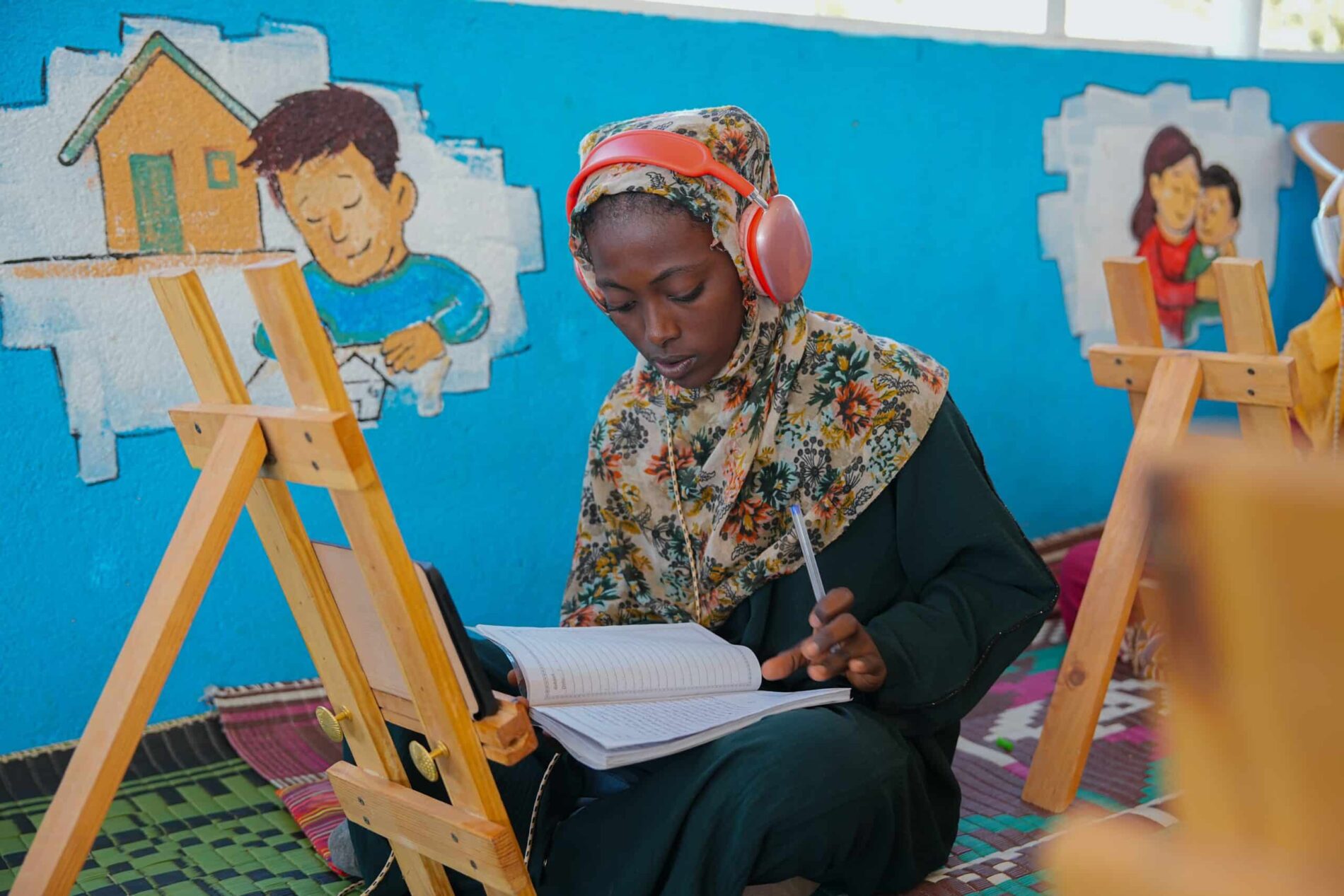 Gjennom digitale læringsprogrammer og undervisning får barn som har mistet skolegangen under flukten, mulighet til å fortsette å lære.