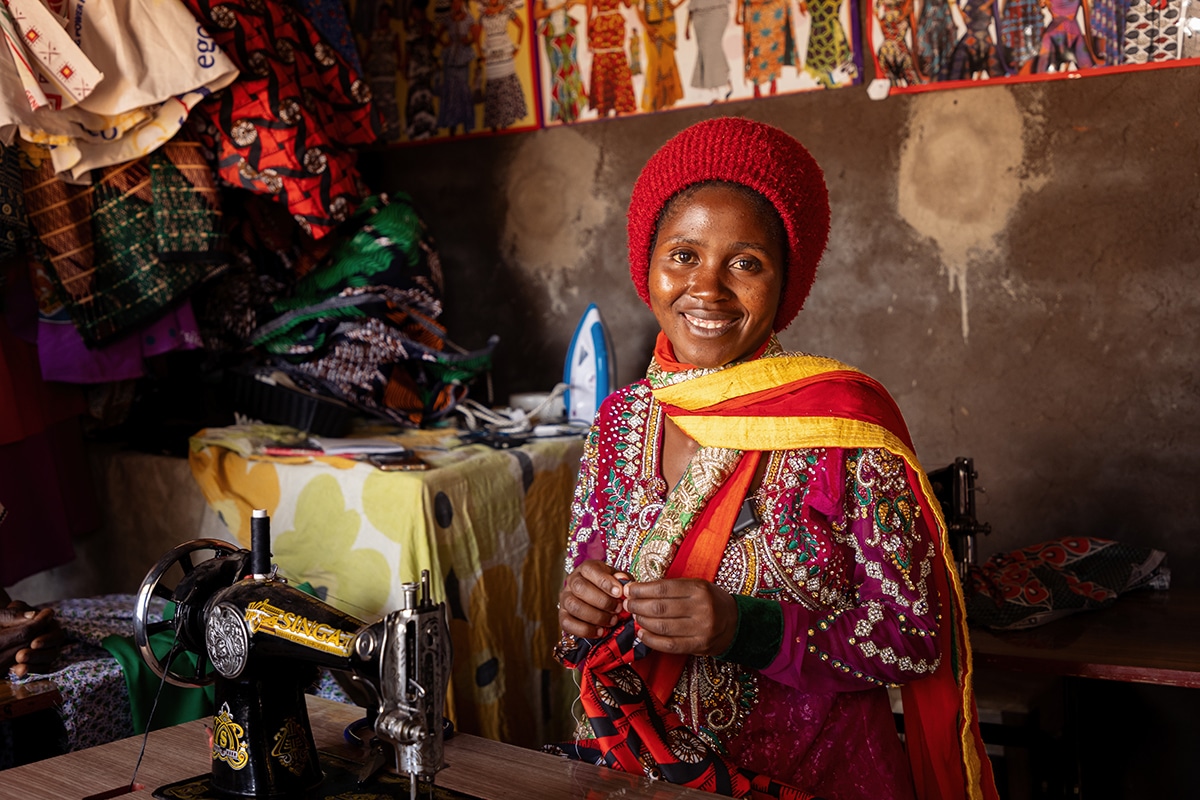 Gjennom støtte til familier i Malawi har Snoria bygget opp sin egen systue – og planlegger nå å utvide med flere symaskiner og gi enda flere jenter nye muligheter. Foto Cornel van Heerden