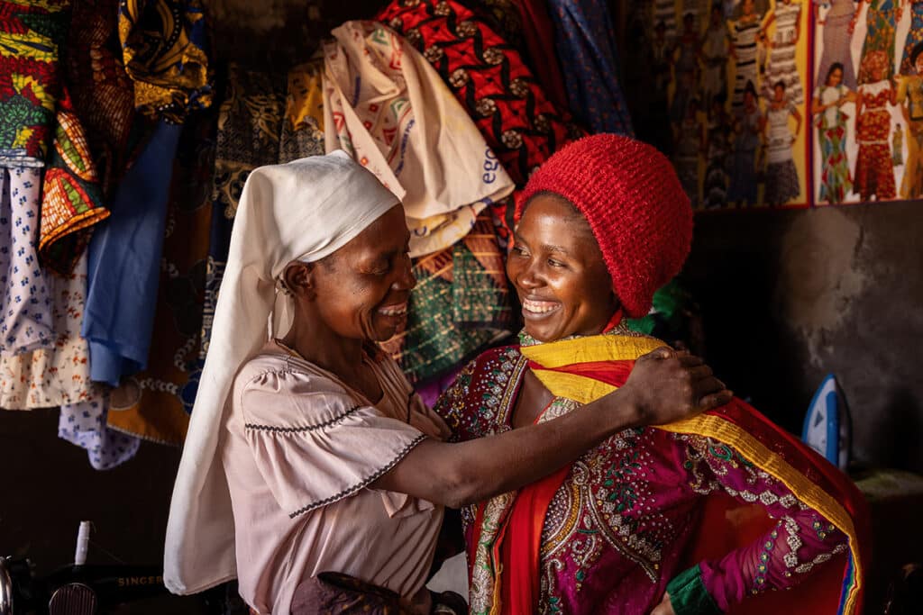 Snoria vil lære opp flere og utvide virksomheten sin. Moren hennes jobber også i systuen. Foto: Cornel van Heerden