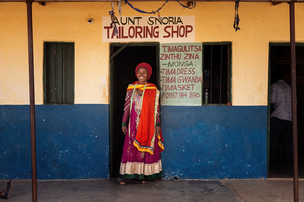 Snoria utenfor systuen sin – neste steg er å utvide med flere symaskiner og skape flere arbeidsplasser. Foto: Cornel van Heerden