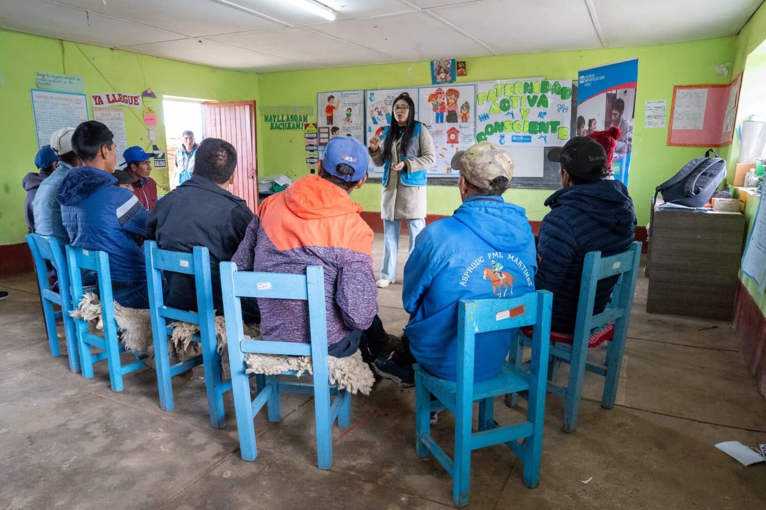 Fedre deltar i en samling gjennom Aktivt farskap i Peru.