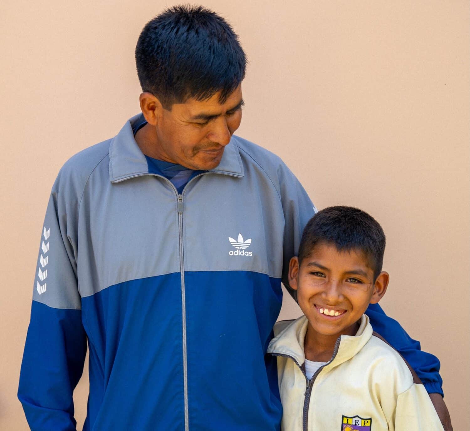 Fedre deltar i Aktivt farskap i Peru for å styrke relasjonen til barna sine.
