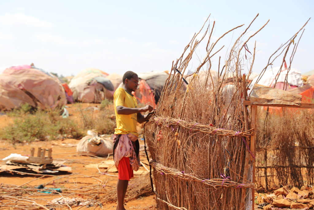 De fleste internt fordrevne familier bor i skjøre boliger som gir lite beskyttelse mot ekstrem varme eller sykdomsutbrudd. Foto: SOS-barnebyer Somalia