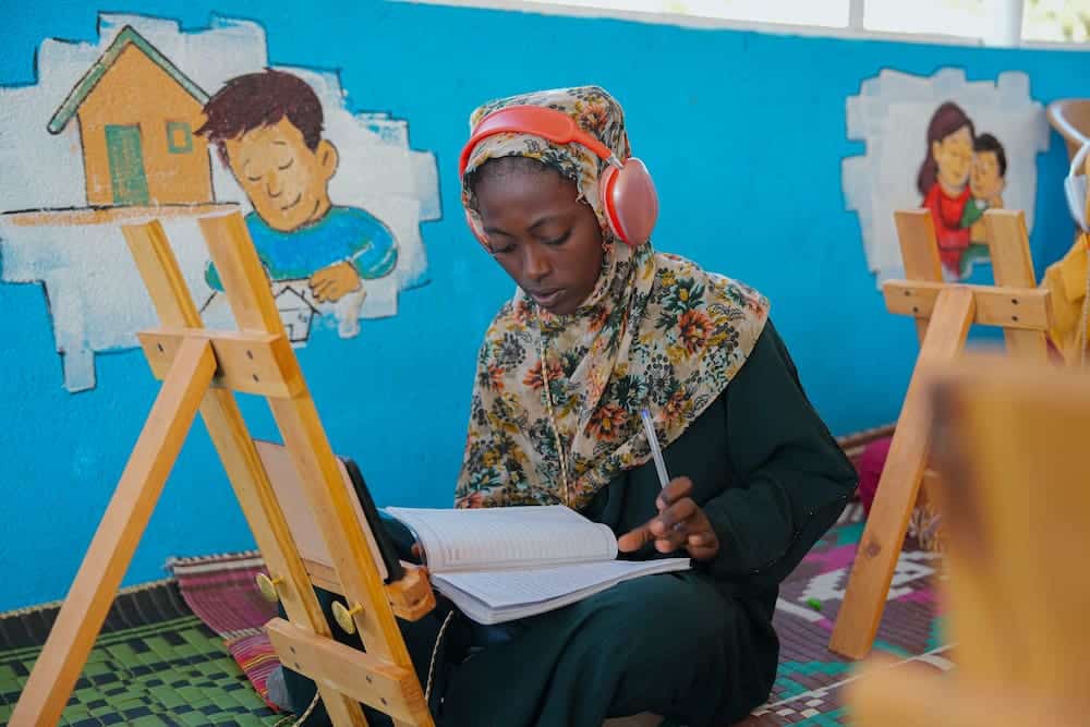 Gjennom digitale læringsprogrammer og undervisning får barn som har mistet skolegangen under flukten, mulighet til å fortsette å lære.