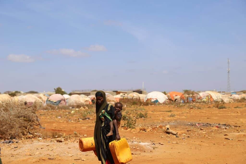 Tørke i Somalia og Somaliland har utviklet seg til en akutt humanitær krise. Millioner mangler mat, vann og helsehjelp – og barn rammes hardest.