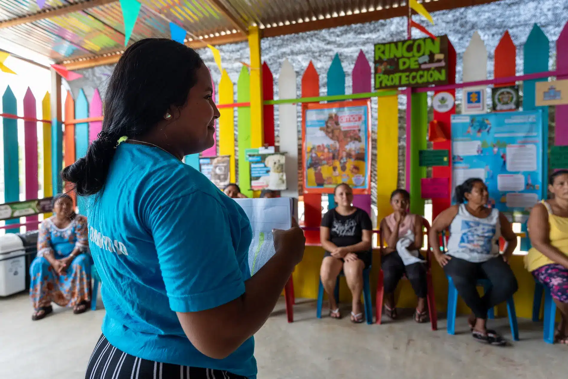 Franchelis Pana Epiayu leder et kurs om kvinners rettigheter og kjønnsbasert vold for kvinner i La Guajira-regionen i Colombia.