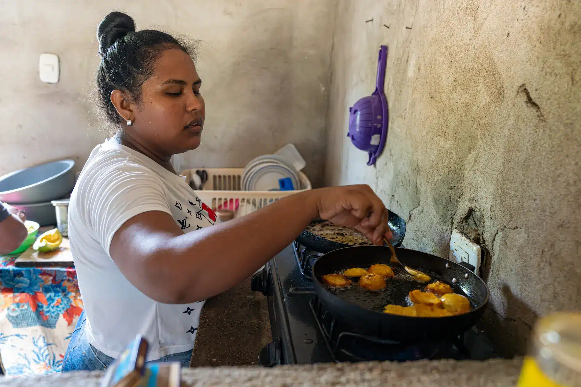 Franchelis Pana Epiayu lager mat til familien sin hjemme i Milagro de Dios i La Guajira-regionen i Colombia.
