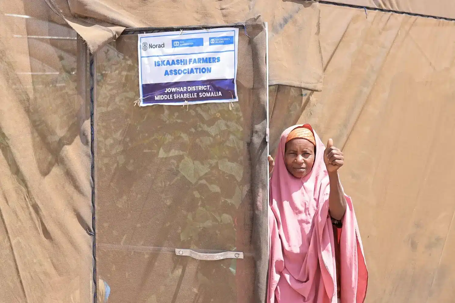 Tørken i Somalia: Prosjektet klimasmart jordbruk er støttet av SOS-barnebyer og Norad. Her står Rahmay foran drivhuset.