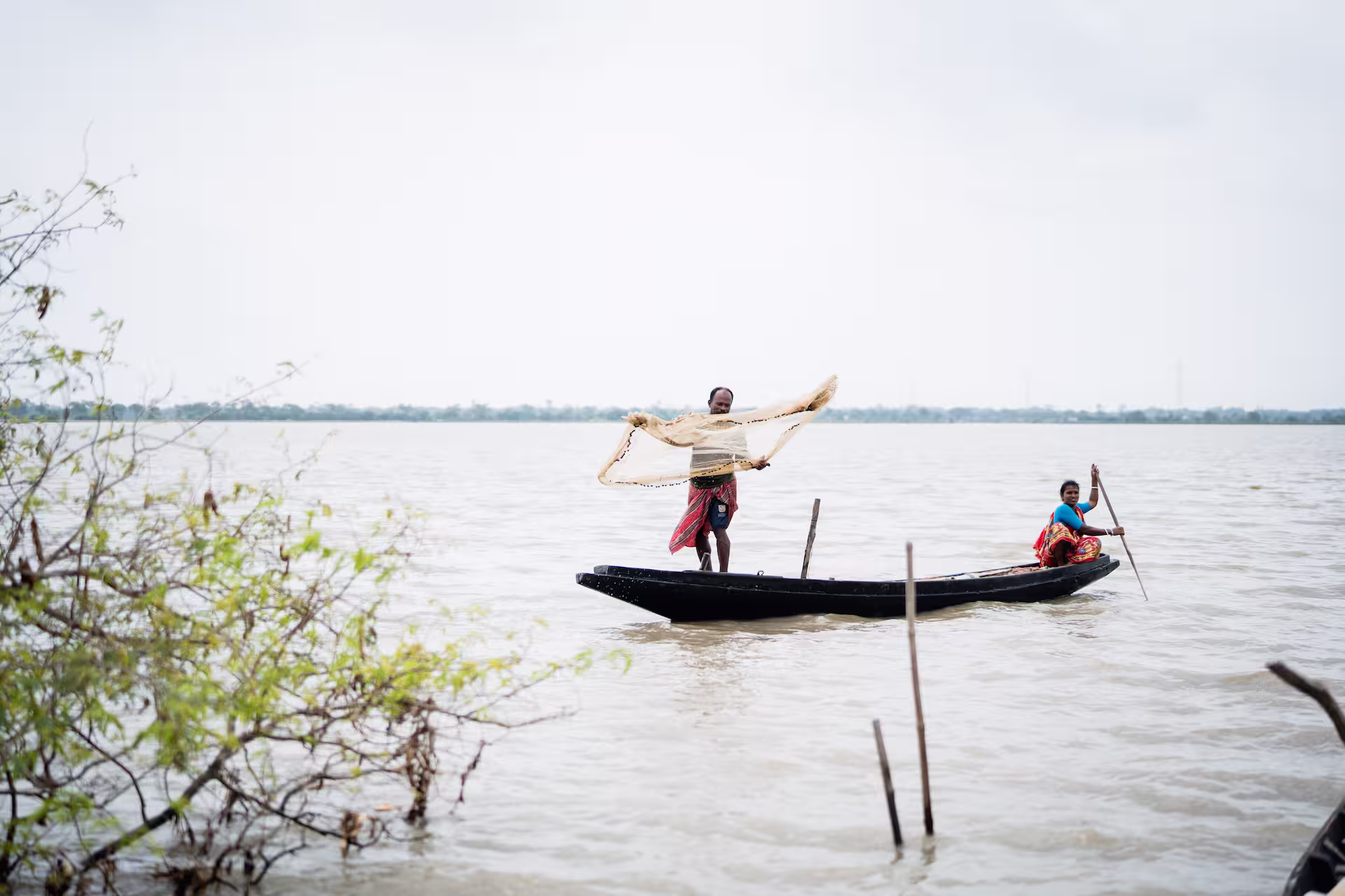 Kongkon har livnært familien som fisker i mange år. Men klimaendringer i Bangladesh og mindre fangst har gjort det stadig vanskeligere å leve av fisket alene.
