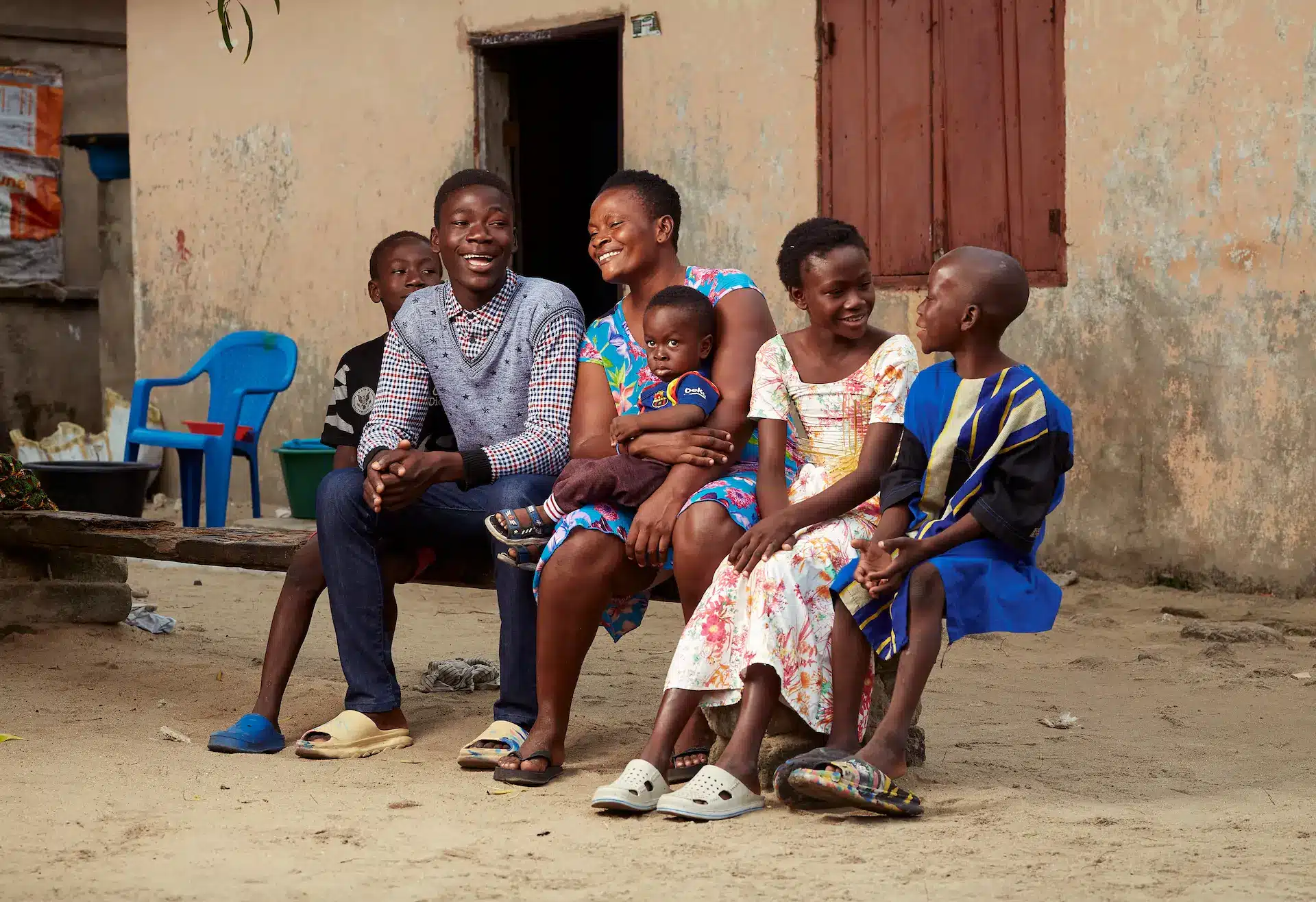 En familie som har fått støtte gjennom SOS-barnebyers familieprogram i Ghana. Foto Henry KD