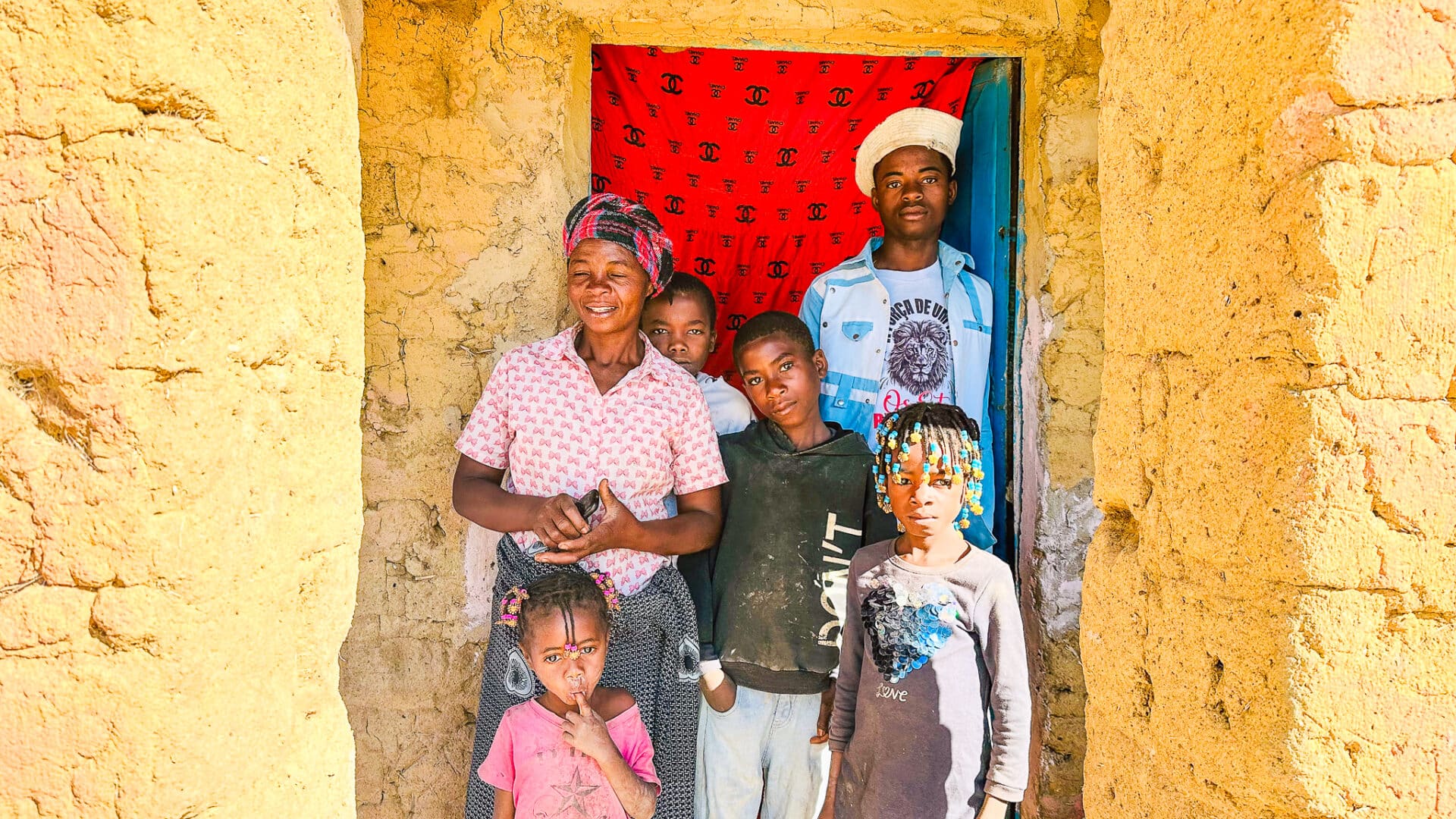 Gjennom SOS-barnebyers familieprogram i Huambo i Angola fikk Luzia og barna hjelp til å bygge opp livet på nytt.