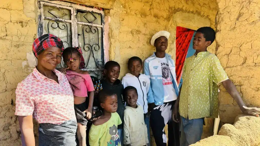 Gjennom SOS-barnebyers familieprogram i Huambo i Angola fikk Luzia og barna hjelp til å bygge opp livet på nytt. Foto: SOS-barnebyer