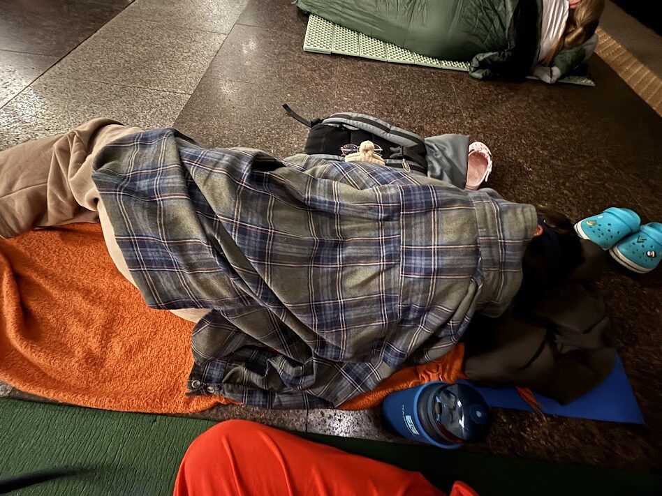 Etter nok et kraftig angrep med raketter og droner det flere mistet livet, måtte flere barn tilbringe nok en natt i tilfluktsrom.