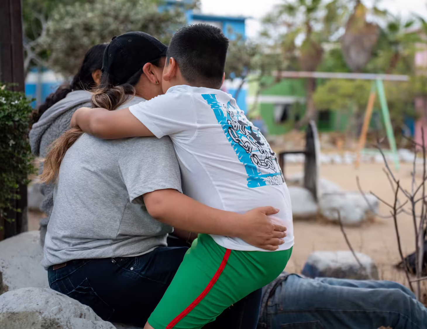 Barn og familier på flukt: Juan tok med seg familien og flyktet fra gjengvold, trusler og utpressing. Hos SOS-barnebyer i Mexico har de fått et midlertidig pusterom og trygghet.