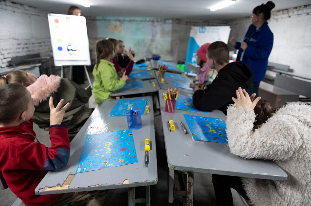 Ukraina: Undervisningen må ofte flyttes til tilfluktsrom når alarmene går. Foto Katerina Ilievska