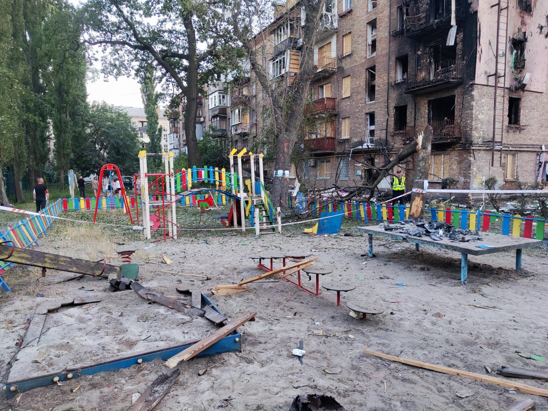 En lekeplass som ble berørt av angrepene i Ukraina i juli.