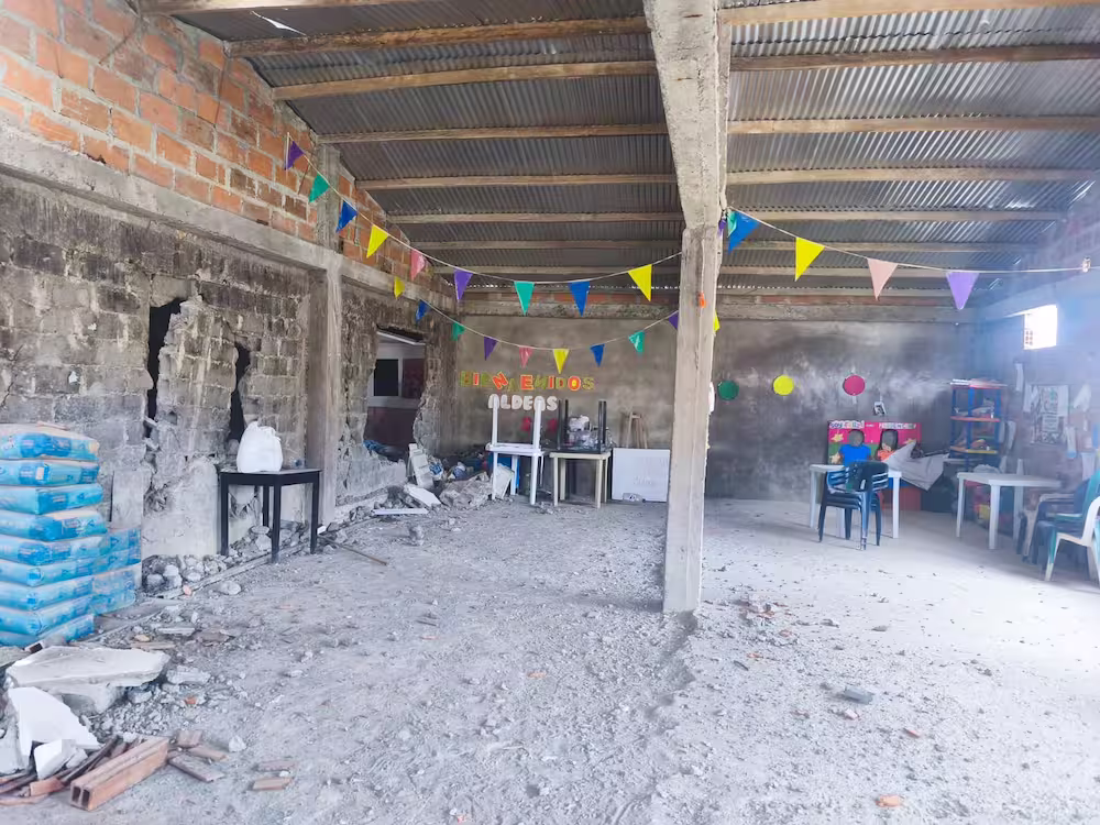 Ødelagt klasserom etter jordskjelvet i Colombia i august 2026.