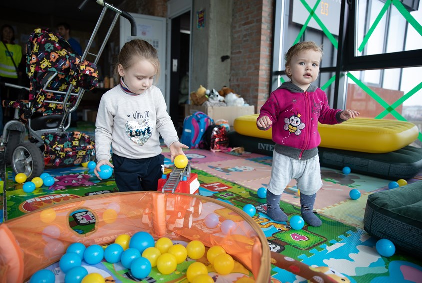 To barn leker i barnevennlig senter. Foto: SOS-barnebyer
