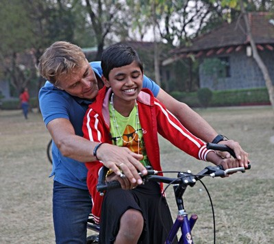 Dag-Otto Lauritzen støtter Soma når hun sykler. Begge smiler