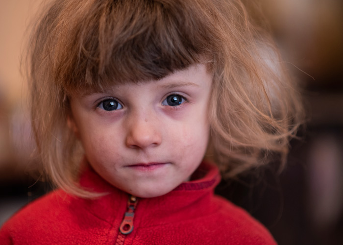 Portrett av Dasha fem år, i rød fleecegenser. Foto: Katerina Ilievska