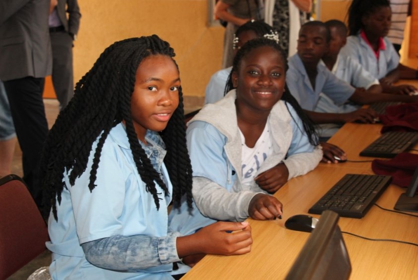 Dataundervisning på Cambiote-skolen i Huambo. Foto: Kari-Sofie Jenssen