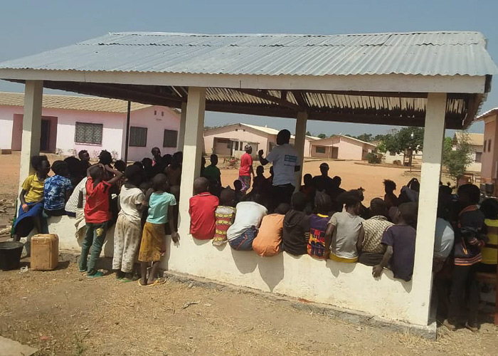 Barn får undervisning ute i SOS-barnebyen i Bouar, Den sentralafrikanske republikk. Foto: Anatole Ngassenemo