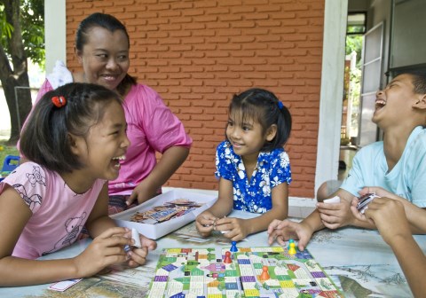 SOS-familie spiller spill i en av barnebyene i Thailand. Foto: Nusrin Somchat