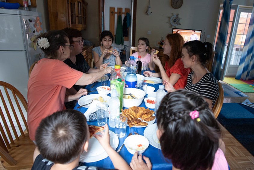 Hana om småsøsknene spiser middag hjemme hos SOS-mor Dinka. Foto: Katerine Ilienvska