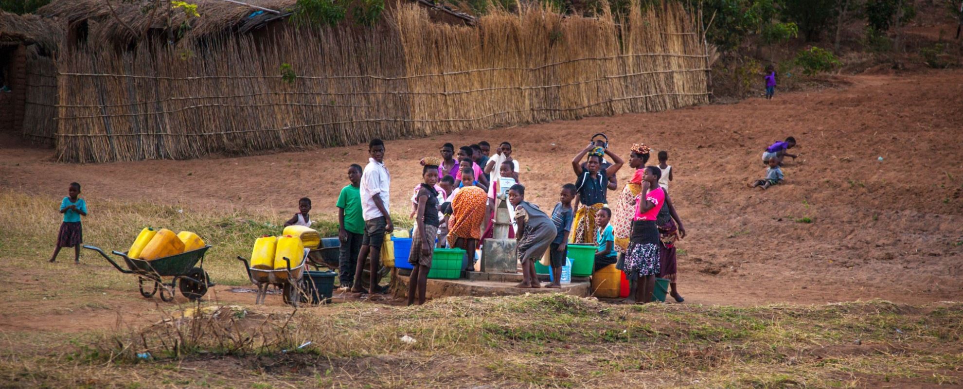 40 prosent av barna i Malawi er engasjert i en form for arbeid, for eksempel med å skaffe vann og mat til familien. Foto: George Kurian