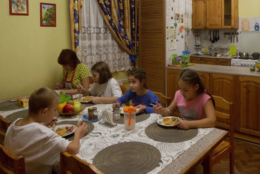  Familien spiser middag sammen og snakker om dagens gjøremål.  Foto: Nina Ruud