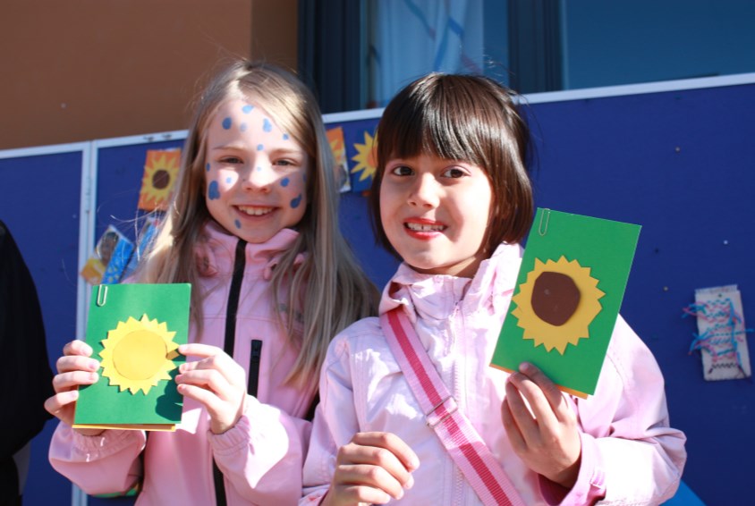 Kreative elever selger flotte solsikkekort.
