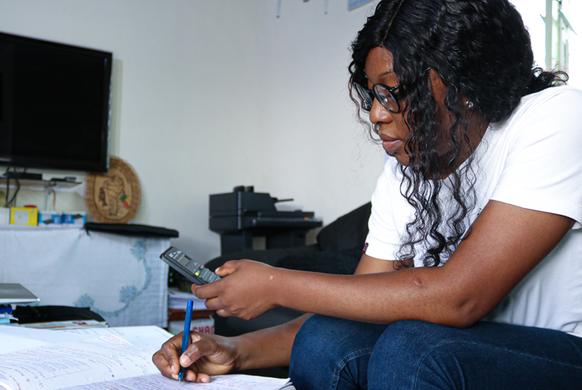 Yvette Natta fra Benin jobber flittig med tall hjemme hos seg. Foto: Jessica tradati