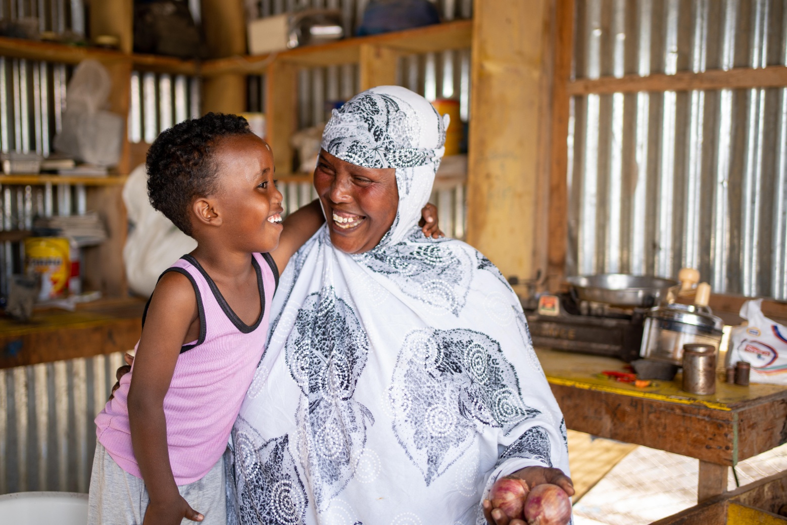 Hodan og barnebarnet får støtte gjennom SOS-barnebyers familieprogram. Foto: Lydia Mantler