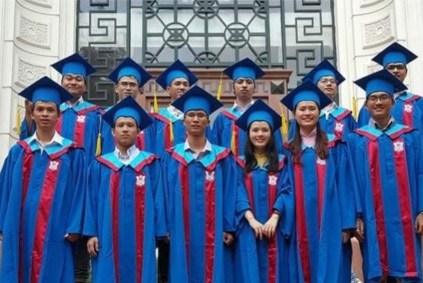 Thao (tredje fra venstre på første rad) med vennene sine etter fullført studie.