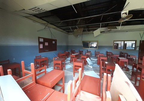Deler av taket i klasserommet har falt ned