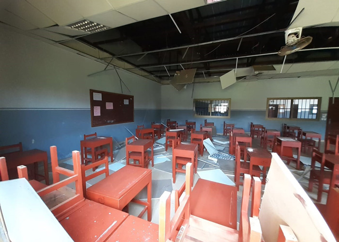 Deler av taket i klasserommet har falt ned