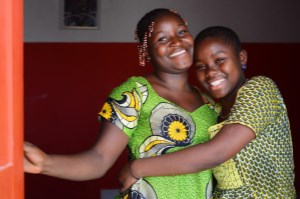 En god klem-SOS-barnebyer Kankan-Guinea-foto-Claire-Ladavicius