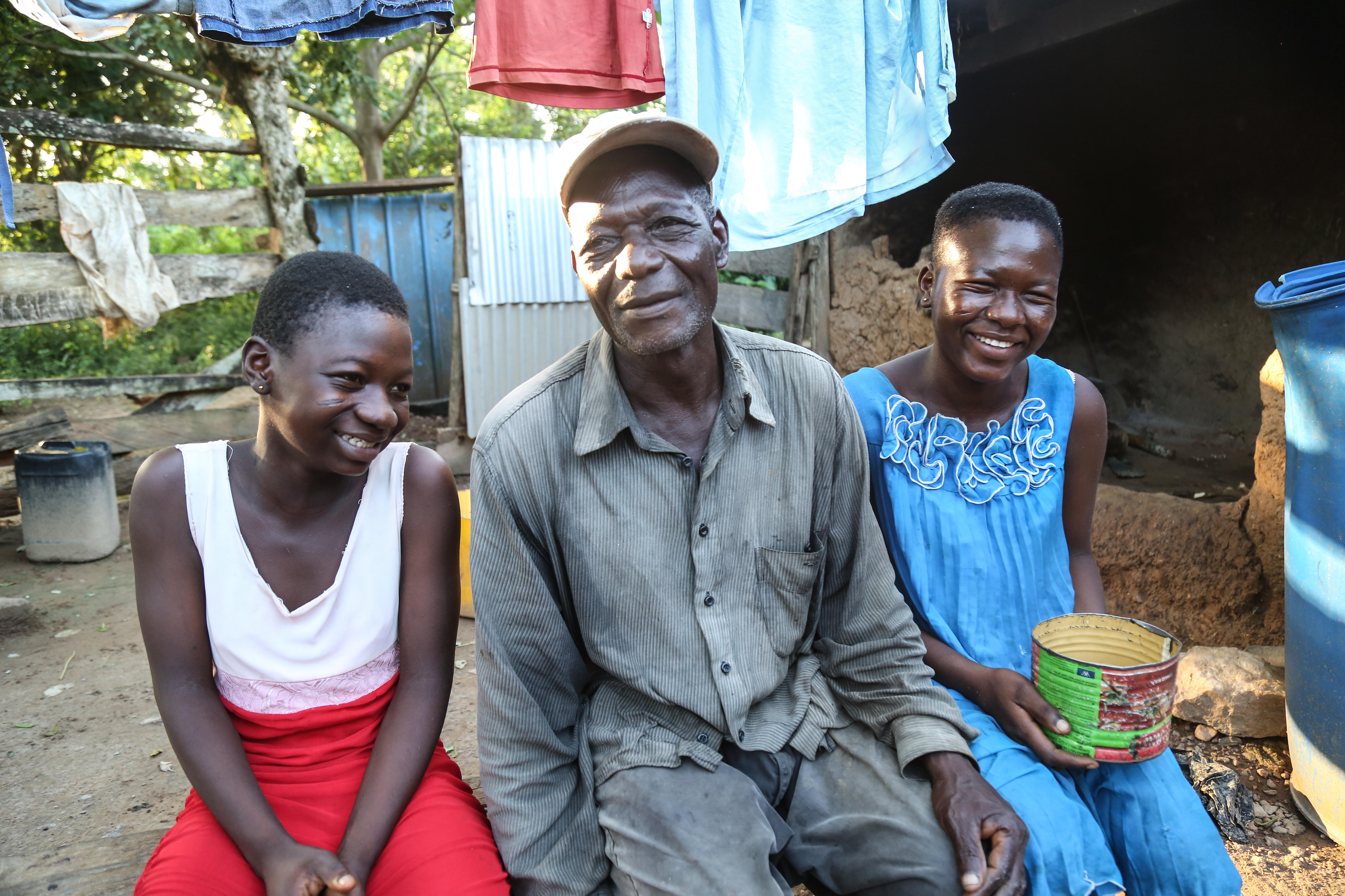 Nyaaba er aleneforsørger for sine to yngste barn, Marikah (15) og Serwa (12). Foto: Tom Maruko