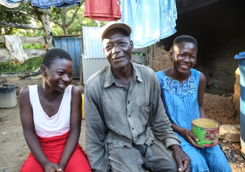 Nyaaba er aleneforsørger for sine to yngste barn, Marikah (15) og Serwa (12). Foto: Tom Maruko