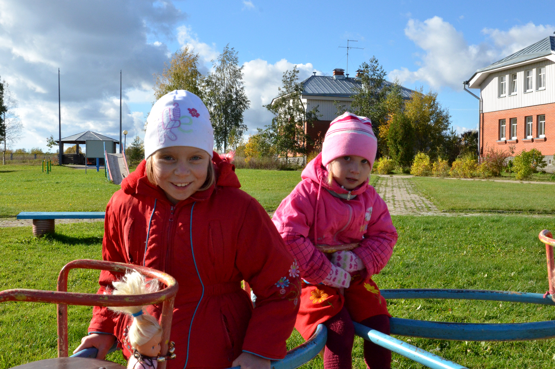 Barn på lekeplass i SOS-barneby i Russland. Foto: Marko Maegi