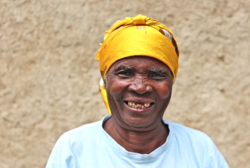 Familien til Eriza har fått støtte til å dekke grunnleggende behov, og ved hjelp av programmet fikk familien også fått stønad til å bygge hus. Foto: Emma With
