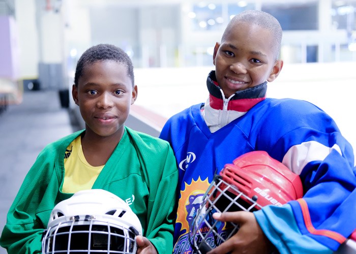 Khaya (12) og Pieter (13) i fullt ishockeyutstyr. Foto: Jakob Fuhr