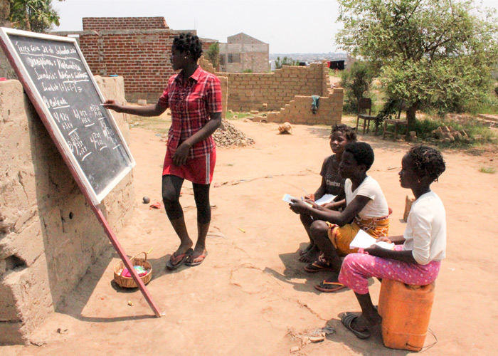 "Uteskole" i et familieprogram i Mosambik. Foto: Sergio Pereire