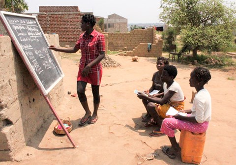 "Uteskole" i et familieprogram i Mosambik. Foto: Sergio Pereire