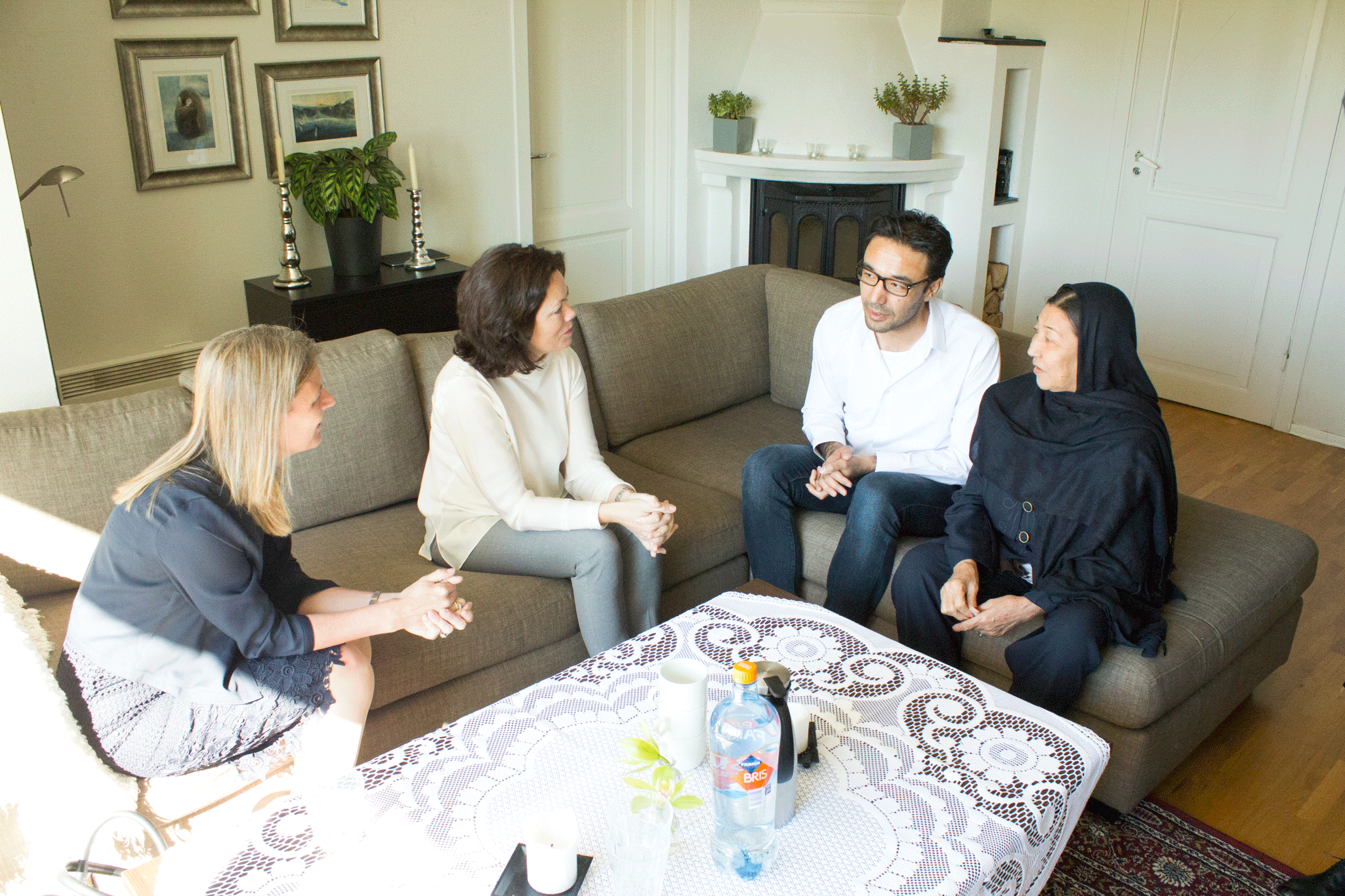 Fosterfar Nasir Horiat og moren Azize Ahmadi møtte Asker-ordfører Lene Conradi og barneminister Solveig Horne.