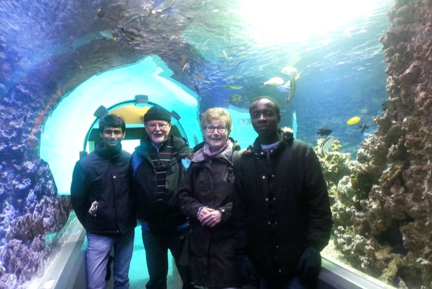 Gautham og Elvin på akvariet i Bergen sammen med frivillige for SOS-barnebyer i Hordaland.