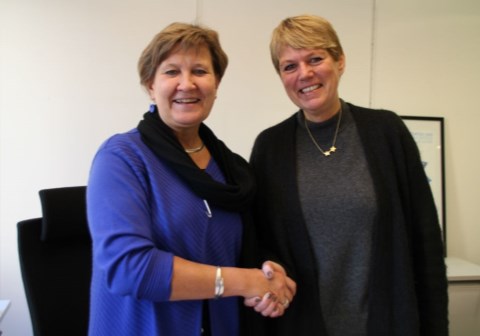 Leder i Fagforbundet Mette Nord og generalsekretær i SOS-barnebyer Bente Lier underskrev en ny fireårig samarbeidsavtale. Foto: Kari-Sofie Jenssen/Fagforbundet
